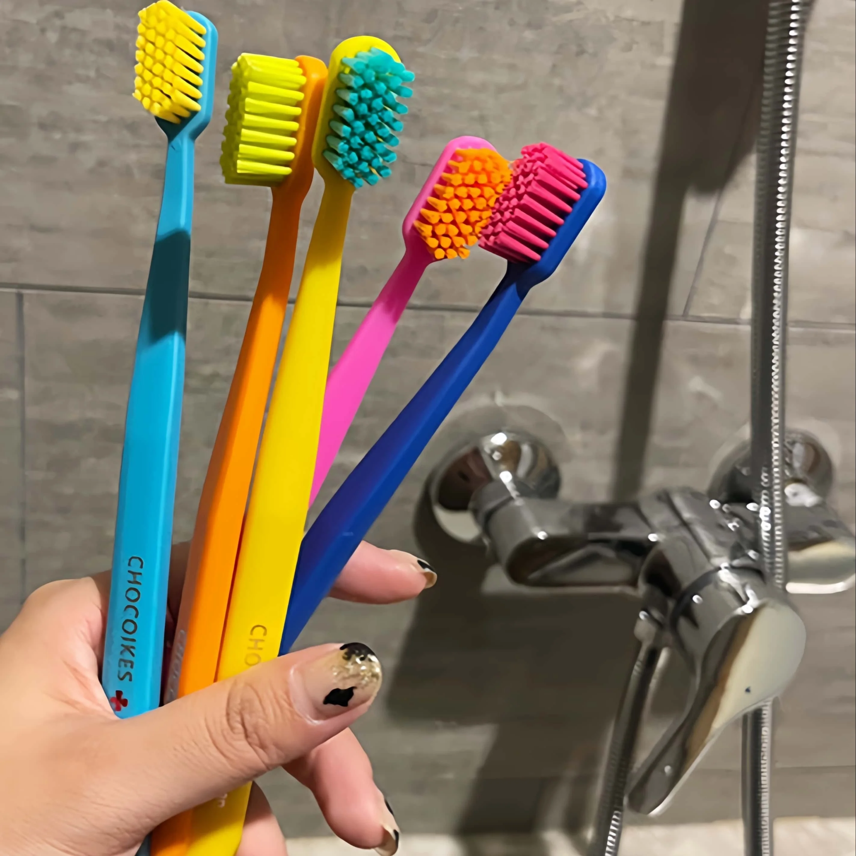 Bamboo Toothbrush - ชุดแปรงสีฟันขนไนลอนนุ่มช็อกโกแลตสวิส 5 แพ็ค ด้ามจับตามหลักสรีรศาสตร์ ตัวเลือกในอุดมคติสําหรับการเดินทางและโรงแรม